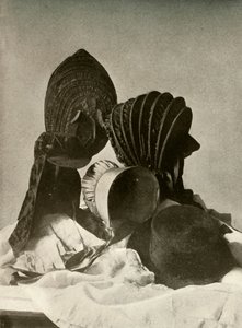 Twee zijden calashes, rijmuts, Quaker hoed, hoed, handschoenen en rok, 18e eeuw, 1937