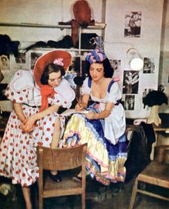 Twee vrouwen uit de operette Zoals eens in mei, door Walter Kollo, Berlijn, 1943