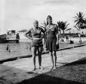 Twee vrouwen in badpakken naast een zwembad, Balboa, Panama