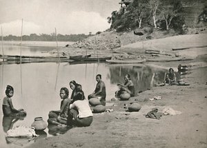 Typisch rivierscène aan de grote Irrawaddy - Vrouwen baden en halen water, 1900 door Unbekannt
