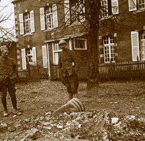 Onontplofte 380-granaat, Verdun, Noord-Frankrijk, ca. 1914-ca. 1918 door Unbekannt