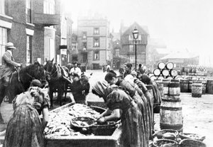 Verenigd Koninkrijk: Schotse haringgutters aan het werk in Scarborough, ca. 1890 door Unbekannt