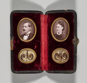 Ongenoemd Kistje met portretten van een man en vrouw en haarornamenten, c. 1870s door Unbekannt