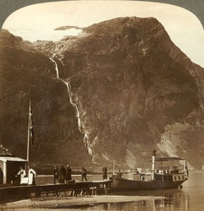 Utigards Falls vanaf de Ravnefjeld-gletsjer bij Lake Loen - vanaf Naesdal, Noorwegen, ca. 1905 door Unbekannt