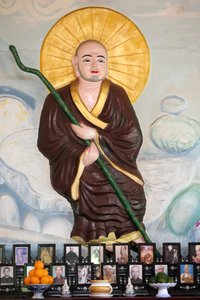 Van Hanh zen boeddhistisch klooster. Boeddhistische monnik boven Vietnamees altaar voor voorouders. De verering van de doden. Dalat, Vietnam