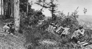 Voorhoede van Oostenrijks-Hongaarse Ulanen die een open plek in een bos bezetten, Eerste Wereldoorlog, 1917