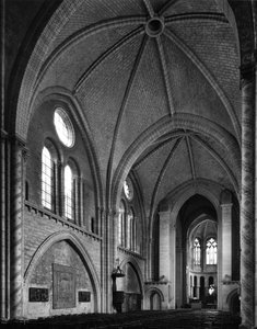Uitzicht vanuit het schip - Kerk van Notre Dame de la Couture - 12e-13e eeuw Le Mans (Sarthe) door Unbekannt