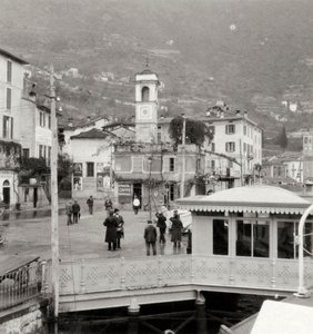 Uitzicht op Moltrasio aan de oever van het Comomeer, Italië door Unbekannt