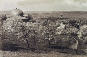Uitzicht op het Goetheanum en Verwarmingshuis, Dornach, Zwitserland, 1914-1916 door Unbekannt