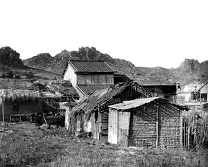 Dorp hutten in Korea, 1900