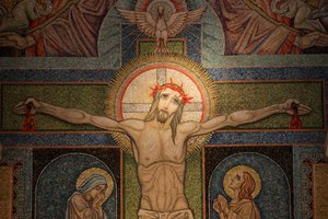 Visitatiebasiliek. Kruisigingsmozaïek door Antoine Molkenboer, Annecy, Frankrijk door Unbekannt