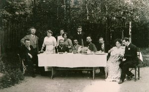 Bezoekers met de Russische auteur Alexander Kuprin en zijn familie, Gatchina, Rusland, begin 20e eeuw