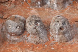 Voodoo fetisjen bij de ingang van een klooster, Togoville, Togo