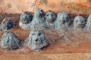 Voodoo fetisjen bij de ingang van een klooster, Togoville, Togo door Unbekannt