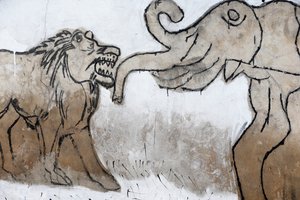 Voodoo muurschildering op de Akodessewa Fetish Markt, bekend als de grootste voodoo markt ter wereld. Olifant en leeuw. Lome, Togo door Unbekannt