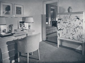 W. & J. Sloane. Fotografenhobbykamer met een bureau in natuurlijk eiken, een handgeweven bekleding op t door Unbekannt