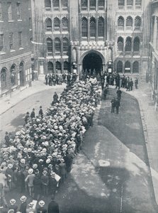 Wachten om de Guildhall binnen te gaan voor de eerste grote oproep tot wapens van Mr. Asquith, 1914 door Unbekannt
