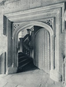 Waynfletes noorddeur, met de zeventiende-eeuwse trappen naar de bovenste school en voorportaal, 1926 door Unbekannt