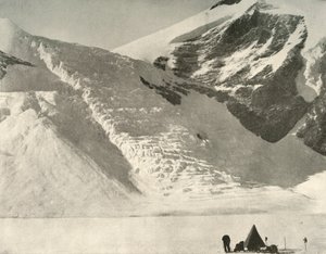 Kamp van de Westelijke Partij op 28 december onder een hangende gletsjer bij de Kathedraalrotsen, 1909