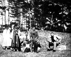 Westerse bezoekers met locals, Nam San, Korea, 1900