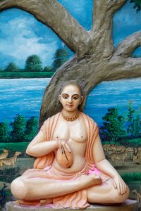 Toen hij Vrindavana bezocht, chantte Sri Caitanya Mahaprabhu dagelijks japa bij Imli Tala (tamarindeboom), die zich toen direct aan de oever van de Yamuna bevond. Chaitanya Mahaprabhu (1486-1534) was een Vaishnava-heilige en sociaal hervormer in het oosten