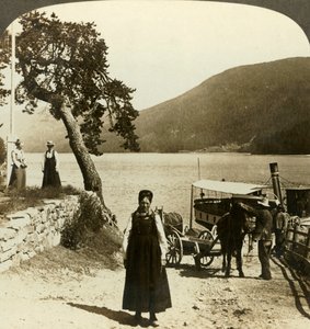 Wanneer de meerstoomboot aanlegt bij de pier van Tinoset - uitzicht over Tinsjo naar de heuvels, Noorwegen, c1905 door Unbekannt