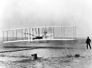 Wilbur en Orville Wright en de eerste gemotoriseerde vlucht, North Carolina, 17 december 1903 door Unbekannt