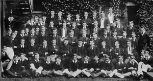 Winston Churchill op een groepsfoto op Harrow School door Unbekannt