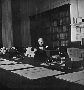 Winston Churchill in de Kabinetskamer van 10 Downing Street, c1940s, 1945 door Unbekannt