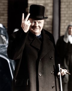 Winston Churchill maakt zijn beroemde V voor Overwinning teken, 1942