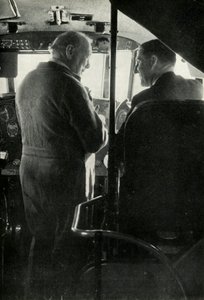 Winston Churchill in gesprek met kapitein Shakespeare van de vliegboot Berwick