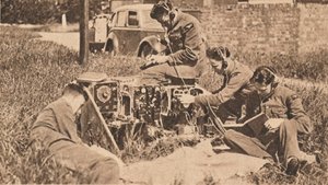 Draadloze operator in het nieuwste type trainingsmachine, 1940 door Unbekannt
