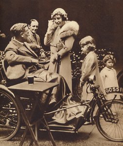 Met gehandicapte oud-militairen, ca. 1936, 1937 door Unbekannt