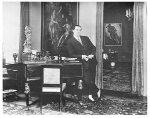 Wolfgang Gurlitt in de studeerkamer van zijn galerie aan de Potsdamer Strasse, Berlijn, ca. 1925