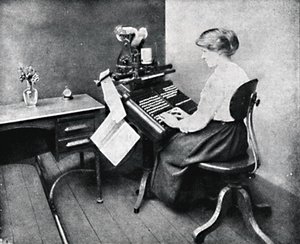Vrouwelijke operator op Monotype-toetsenbord, 1917
