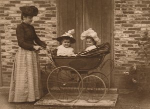 Vrouw en kinderen in een kinderwagen, 1937