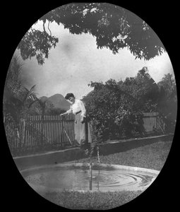 Vrouw bij een vijver in een tuin, Rio de Janeiro, Brazilië, eind 19e of begin 20e eeuw door Unbekannt