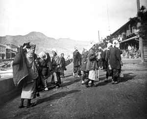 Vrouw die kolen draagt, Nagasaki, Japan