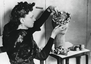 Vrouw die een hoed maakt van houtkrullen, door Duitsland bezet Frankrijk, april 1941 door Unbekannt