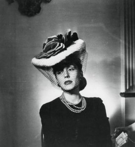 Vrouw met hoed en sluier door de Franse modeontwerper Jacques Fath, Frankrijk, 1943