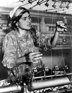 Vrouw werkzaam in de zijde-industrie, Samarkand, Oezbekistan, 1936