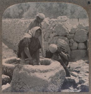 Vrouwen halen water bij de Fontein van de Wijzen, op de weg naar Bethlehem, ca 1900