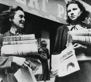 Vrouwen die Duitse kranten verkopen, door Duitsland bezet Parijs, 19 juli 1940 door Unbekannt