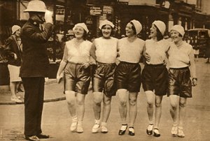Vrouwen in shorts, 1930 door Unbekannt