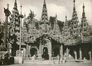 Houten gesneden heiligdommen met glasmozaïekwerk bij de Shwe Dagon Pagoda, Rangoon, 1900 door Unbekannt
