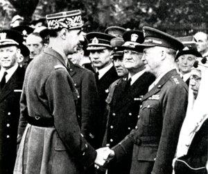Wereldoorlog 2: De Gaulle begroet Eisenhower, 1944 door Unbekannt