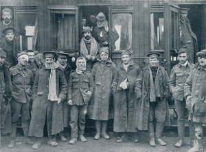 Gewonde Engelse troepen op weg naar een basishospitaal, ca. 1914 door Unbekannt