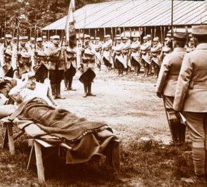 Gewonde officier groet de vlag, ca. 1914-1918 door Unbekannt