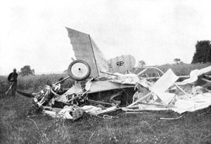 Wrakstukken van vliegtuig waarin Britse piloot Flight-Lieutenant Warneford omkwam