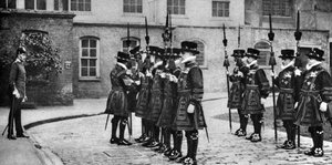 Yeomen Warders op parade bij de Tower of London, 1926-1927 door Unbekannt